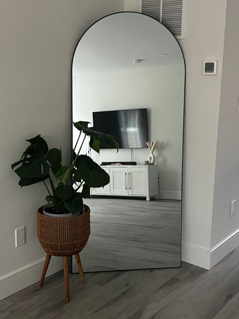 Round Mirror Decor Ideas Living Room, Floor Mirror Living Room, Living Room Mirror Ideas, Mirrors In Living Room Ideas, Wall Mirror Ideas, Mirrors Ideas, Room Mirror Ideas, Wall Mirror Decor, Room Mirrors