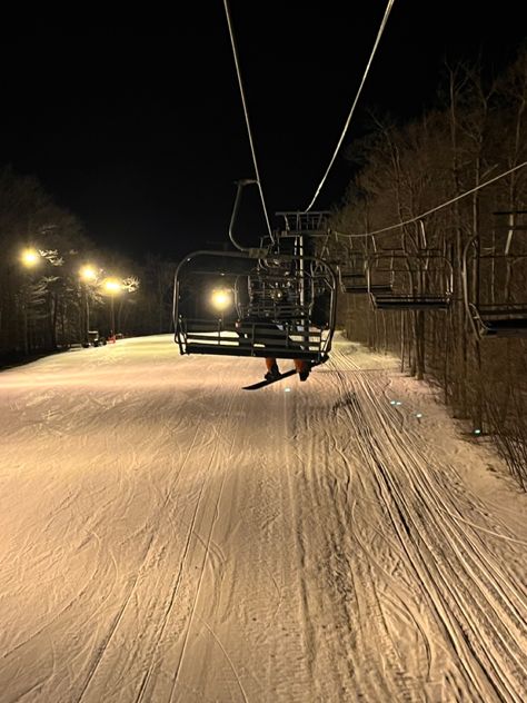 Night Skiing Aesthetic, Night Skiing, Everyday Aesthetic, Skiing Aesthetic, Snow Season, Ski Culture, Vision Board Pics, Vampire Academy, Ski Slopes