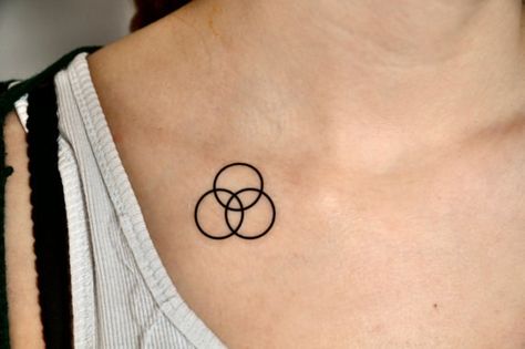 A minimalist interlocking circles temporary tattoo. Siblings Tattoos, Circle Tattoo Meaning, Sibling Tattoo Ideas, Sexiest Tattoos, Minimal Tattoo Design, Circle Tattoo, Circle Tattoos, Sister Tattoo, Geometry Tattoo