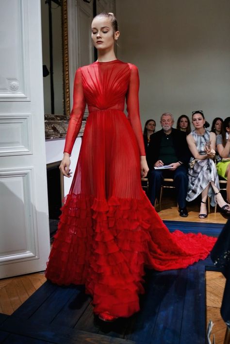 Valentino Haute Couture Fall/Winter 2012 Red Dress Maxi Dress Outfit Fall, Valentino Haute Couture, Valentino Couture, Valentino Dress, Valentino Rossi, Gorgeous Gowns, Mode Inspiration, Couture Dresses, Fancy Dresses