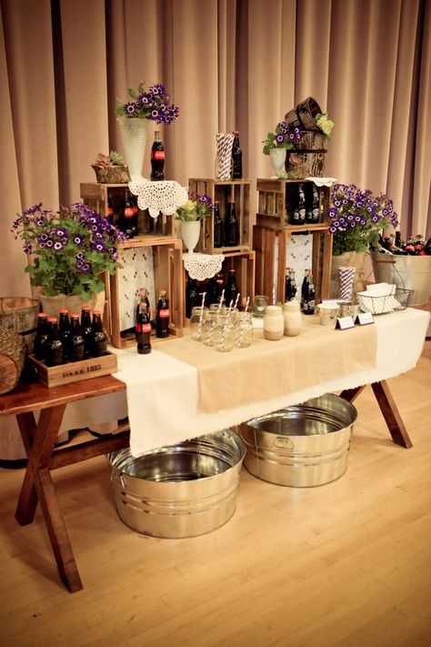 Wooden Crates Wedding, Rustic Purple Wedding, Wedding Drink Bar, Drink Stations, Deco Champetre, Drink Station, Wedding Drink, Wine Parties, Wedding Bar