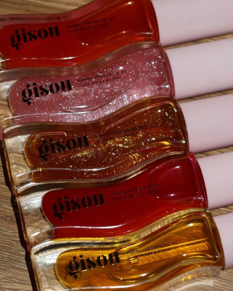 🍓🍉🍯🥭 @gisou ✨ #gisou #gisouhairoil #gisouhairproducts #gisouhive #gisoulipoil #gisouofficial #gisoubeauty #gisouwatermelonsugarlipoil #gisoustrawberrysorbet #gisoumangopassionpunch #lipoil #lipoils #lipgloss Gisou Lip Oil, Clear Skin Care Routine, Oil Lipstick, Lip Oils, Essence Cosmetics, Lip Glosses, Pink Girly Things, Makeup Items, Everyday Makeup