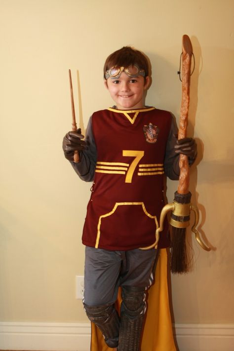 Harry Potter Quidditch Costume....teo costume idea for next year! yes! Harry Potter Quidditch Costume, Quidditch Costume, Quidditch Uniform, Harry Potter Baby Clothes, Harry Potter Halloween Costumes, Harry Potter Quidditch, Festa Harry Potter, Harry Potter Cosplay, Harry Potter Halloween