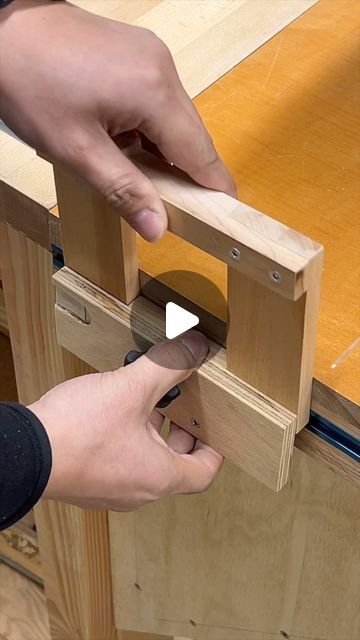 Diy Woodworking Tools, Wooden Hinges Diy, Diy Hinges How To Make, Router Jigs Woodworking, Diy Woodworking Jigs, Woodworking Shop Organization, Woodworking Jigs Homemade, Festool Table Saw, Diy Hinge