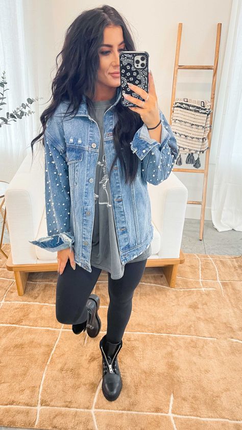 Very Distressed Jeans Outfit, Plus Size Celebrity Style, Chelsea Deboer Style Winter, Black Denim Overalls Outfit Winter, Chelsea Houska Fashion, Shopping Outfit Plus Size, Hunted House Outfit, Fall Hair Stylist Outfits, Outfits For Spring For Women