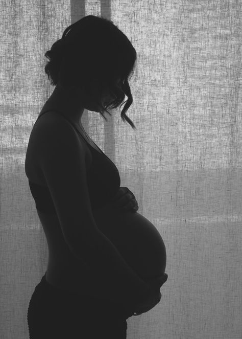 Silhouette Maternity, Maternity Photography Tips, Indoor Maternity Photos, Home Maternity Photography, Diy Maternity Photos, Indoor Maternity Photography, Maternity Silhouette, Baby Bump Photoshoot, Maternity Photography Poses Outdoors