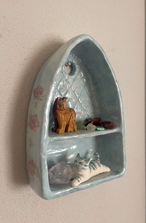 Clay Organizer Ideas, Clay Shadow Box Ideas, Air Dry Clay Trinket Shelf, Clay Trinket Shelf, Clay Shrine, Ceramic Project Ideas, Ceramic Key Holder, Trinket Wall, Clay Shelf