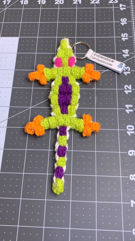 Evergreen Gift Shop 🌲 on Instagram: “Let’s make a beaded frog 🐸 🌼 I got this idea from the popular trending crochet 90’s beaded lizard! You will need 44 green beads, 12…” Crochet Pony Bead Lizard, Crochet Bead Animals, Crochet Bead Lizard Pattern Free, Crochet Beaded Lizard Pattern Free, Crochet Beaded Lizard, Crochet Bead Lizard, Crochet Lizard, Beaded Frog, Purse Tassels