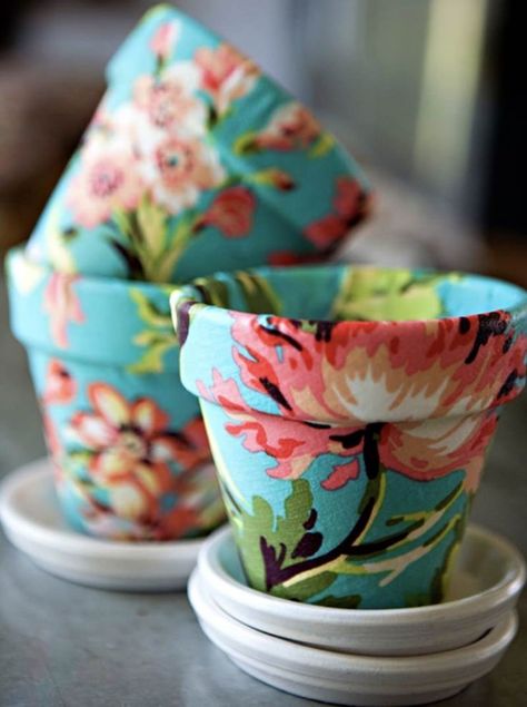 Decorating Terra Cotta Pots, Diy Flower Pot, Mod Podge Fabric, Diy Gifts To Make, Mod Podge Crafts, Diy Flores, Budget Crafts, Fleurs Diy, Diy Gifts For Mom