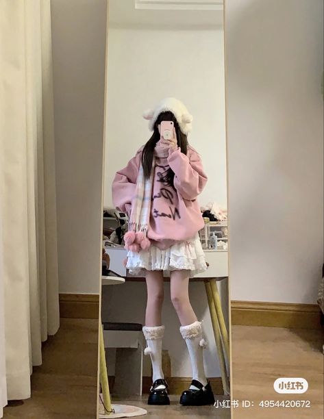 Layered Clothes Aesthetic, Outfits With White Skirt, Outfits With Scarf, Oversized Sweatshirt Outfit, Pink Sweater Outfit, Pink Oversized Sweater, White Oversized Sweater, Oversized Sweater Outfit, Fluffy Skirt