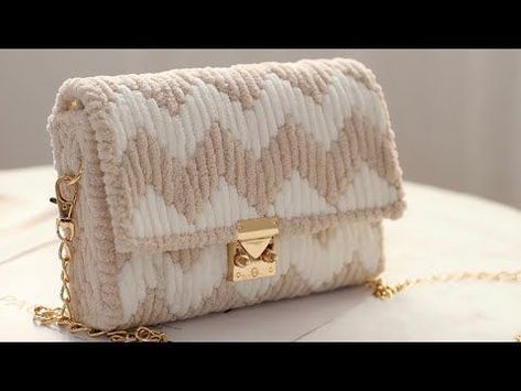 Fashion Forward: Handbags That Make a Statement Dompet Koin Diy, Pola Jaring, Leather Hand Bags For Women, Plastic Canvas Bag, Canvas Bag Diy, Modern Handbag, Hand Beaded Bag, Diy Crochet Bag, Crochet Baby Shoes Pattern