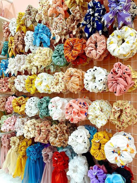 Hair Accessories Business Ideas, Clothing Boutique Interior, Hair Accessories Display, Diy Gifts To Sell, Crochet Store, Craft Market Display, Fancy Shop, Diy Hair Scrunchies, Hair Tie Accessories