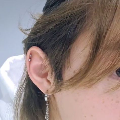 Felix Helix Piercing, Skz Ear Piercings, Felix Double Helix Piercing, Helix Piercings Ideas, Skz Piercings, Felix Ear Piercing, Felix Piercing, Kpop Ear Piercings, Kpop Piercings