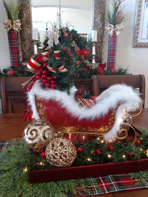 Christmas Sleigh Decorations, Pretty Christmas Decorations, Christmas Centers, Wreath Candy, Christmas Tree Diy, Christmas Decor Inspiration, Candy Land Christmas Tree, Christmas Centerpieces Diy, Merry Christmas Vintage