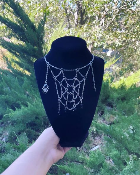 This 16” choker was handmade with stainless steel wire, chain, & rings. The spider was made with an obsidian bead & stainless steel wire. Spider Web Chain Necklace, Drow Fashion, Spider Web Chain, Spider Fashion, Diy Body Chain, Spider Halloween Costume, Gothic Jewelry Diy, Bohemian Goth, Spider Costume