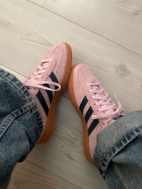 eleonora (@eleonora.simonis) • Instagram photos and videos Navy Sambas, Sambas Pink, Adidas Shoes Outfit, Billie Concert, Navy Trainers, Digital Wardrobe, Samba Shoes, Look Adidas, Clothing Wishlist