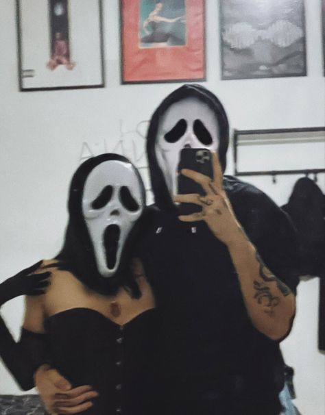 halloween ghostface mask scream costume couple Ghostface Matching Pfp Couple, Ghostface Couple, Mr Ghostface, Lesbian Halloween, Ghostface Aesthetic, Scream Halloween Costume, Scream Outfits, Anime Skirts, Scream Mask