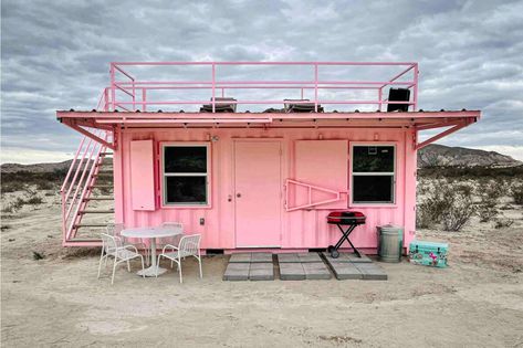 Cool Shipping Container Homes You Can Rent on Airbnb - Thrillist Storage Container Salon, Shipping Container Craft Room, Pink Shipping Container, Shipping Container Salon, Kitschy Cottage, Container Airbnb, Sea Can Homes, Shipping Container Studio, House Bathroom Ideas