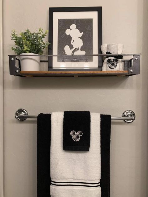 Mickey Mouse Bedroom Ideas For Adults, Mickey And Minnie Bathroom, Mickey Mouse Bathroom Ideas, Disney Bathroom Ideas For Adults, Disney Bathroom Ideas, Disney Inspired Rooms, Disney Toilet, Adult Disney Bedroom, Mickey Bathroom