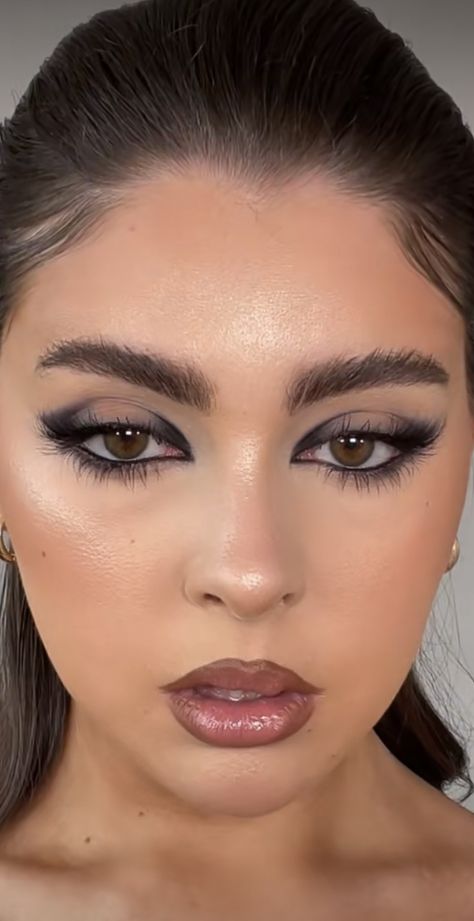 Black Smokey Eyeliner Makeup, Dark Liner Makeup, Elegant Makeup Hooded Eyes, Black Halo Eye, Smokey Eye On Hooded Eyes, Dark Elegant Makeup, Sultry Eyeliner, Black Eyeshadow Makeup Looks, Eye Looks For Hooded Eyes