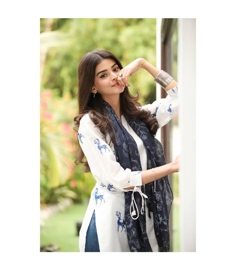 Plazo Kurti Photo Pose, Kurta Photography Poses Women, Stylish Kurtis Design, Kurti Style, Anarkali Dress Pattern, Simple Kurta Designs, Simple Kurti Designs, Casual Indian Fashion, Desi Fashion Casual