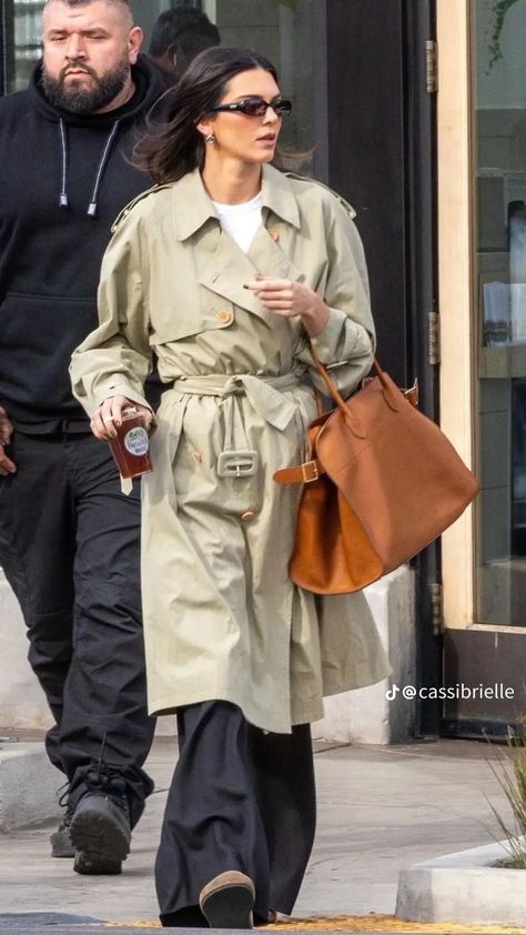 Kendall Jenner Trench Coat, Trench Coat Street Style, Kendall Jenner Hailey, Boston Usa, Adidas Sambas, Trench Coat Outfit, Empire State Of Mind, Denim Outfits, Autumn Fits