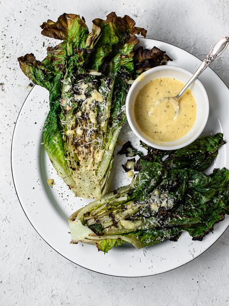 Romaine Caesar Salad, Grilled Romaine Hearts, Grilled Romaine Lettuce, Lettuce Salad Recipes, Grilled Cabbage, Grilled Romaine, Summer Side Dish, Grilled Dinner, Summer Side Dishes