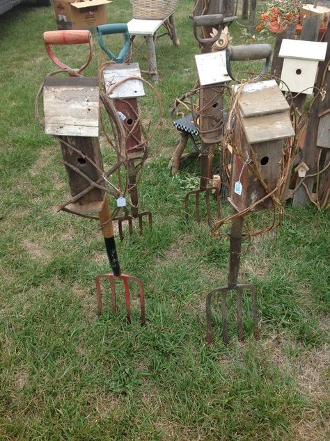 Pitchfork birdhouses upclycle Pitchfork Decor Ideas, Pitchfork Aesthetic, Pitchfork Repurposed, Old Pitch Fork Ideas, Pitch Fork Decor Rustic, Diy Birdhouse Recycled Repurposed, Birdhouse Out Of Recycled Materials, Diy Upcycled Bird Feeder, Upcycled Bird Feeder