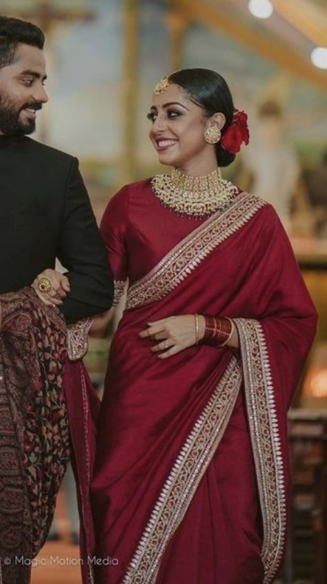 Red Sabyasachi Saree, Kambar Patta On Saree, Maroon Saree Makeup Look, Red Wedding Blouse Designs, Koorai Saree Indian Bridal, Sabyasachi Red Saree, Maroon Bridal Saree, Red Saree Look Modern, Maroon Red Saree