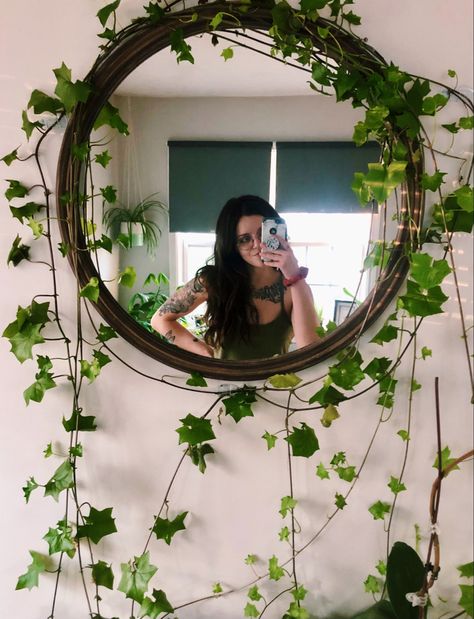 Ivy covered mirror is my new selfie spot! #plantselfie #mirrorselfie #plantmom #plantmirror Fake Ivy Mirror, Diy Plant Mirror, Mirror Plants Decor, Mirror With Vines Around It, Mirror With Plants Around It, Mirror Cover Up Ideas, Mirror With Flowers Around It, Flowers Around Mirror, Selfie Spot Ideas