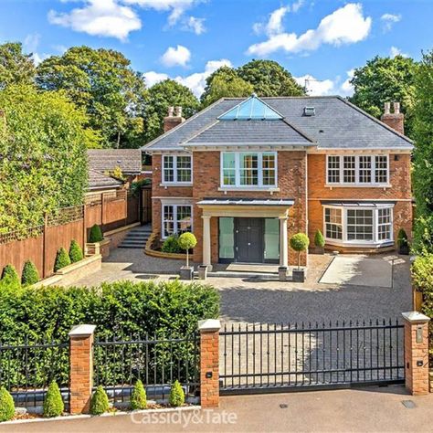 Zoopla has revealed the most viewed houses of 2018. Who doesn’t enjoy a cheeky peek at the average house price on their street? From a country mansion in the Isle of Man to a nine-bedroom £13million mansion in London, these were the most swoon-worthy houses of last year! #mostpopularhouses2018 #mostglamoroushouses #mostviewedhouses2018 #besthousesof2018 Modern Houses Pictures, Country Mansion, Extension Plans, House Extension Plans, Building Stairs, British Architecture, Open Plan Kitchen Living Room, House Extension Design, House Extension