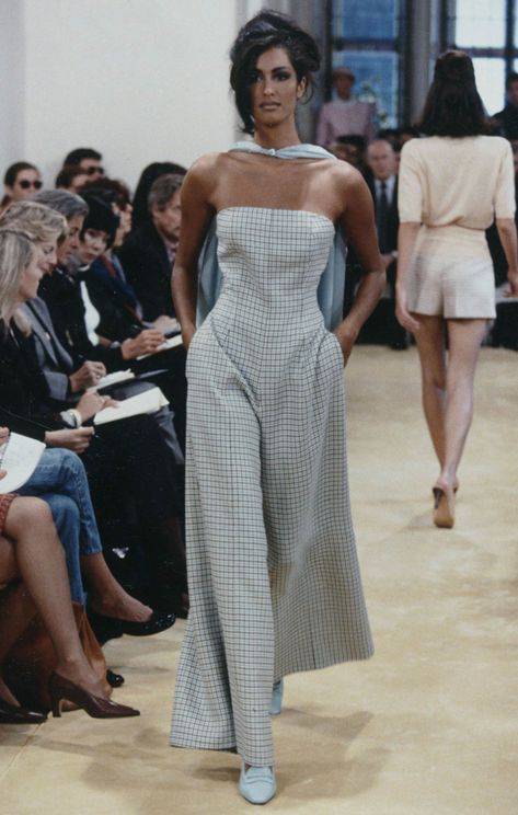 Fashion Show 90s, Prada Fashion Show, Prada Runway, Estilo Kardashian, 90s Runway Fashion, Runway Fashion Couture, Prada Fashion, Vintage Runway, Prada Spring