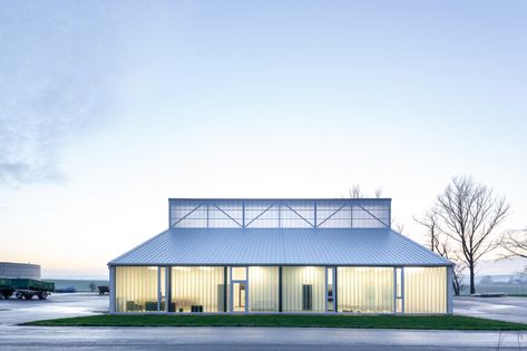 White Shed, Truss Structure, Agricultural Buildings, Shed Roof, Gable Roof, Farm Buildings, New Museum, Roof Light, Industrial Buildings