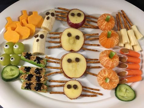 Halloween Bananas, Grape Snacks, Banana Ghosts, Party Food Bars, Kids Food Crafts, Halloween Breakfast, Healthy School Snacks, Apple Pumpkin, Healthy Halloween Snacks