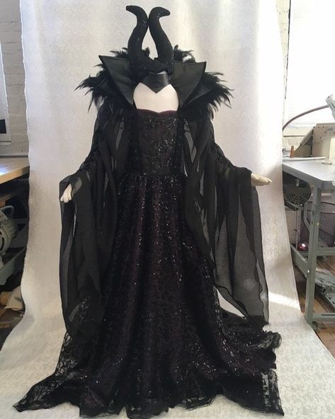 Maleficent Costume Diy Outfit, Maleficent Costume Diy, Maleficent Dress, Maleficent Cosplay, Maleficent Costume, Villain Costumes, 2019 Couture, Girls Costumes, Rave Costumes