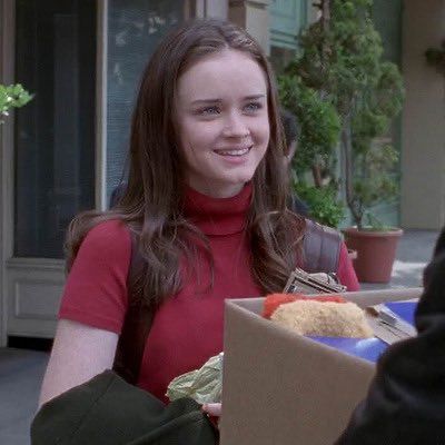 Rory Gilmore Pilot, Gilmore Girls Clothes, Rory Gilmore Fall, Gilmore Girls Rory, Gilmore Girl, Alexis Bledel, Pilot Episode, Aesthetic Life, Spirit Week