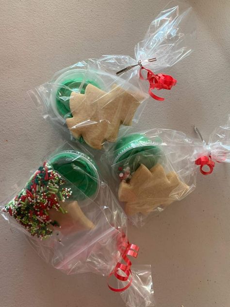 Christmas Cookie Goodie Bags, Christmas Take Home Treats For School, Goodie Bag Christmas Ideas, Cookie Decorating Party Favors, Sugar Cookie Kits For Kids, Christmas Kids Goodie Bags, Classroom Christmas Party Food Ideas, Christmas Cookie Kits Diy, Diy Cookie Decorating Kit For Kids