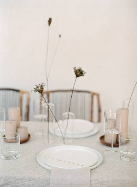 Elegant wedding ideas in a neutral colour palette via Magnolia Rouge Minimalistic Wedding Decor, Elegant Wedding Ideas, Sweet Woodruff, Minimalistic Wedding, Minimalist Wedding Decor, Prettiest Bouquet, Tablescape Inspiration, Dinner Table Setting, Minimalist Wedding Dresses