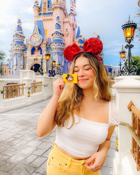 emily nelson 💙✨ on Instagram: "in honor of becoming a disney annual passholder i decided to disney bound as the pass" Emily Nelson Disney, Disney Instagram Pictures, Emily Nelson, Disney Annual Passholder, What To Wear To Disney, Disney Inspiration, Disney Photo Ideas, 18th Bday, Disney Pics