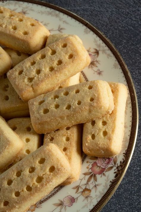 The Queen's Favorite Buckingham Palace Shortbread Cookies - Eats by the Beach Taste Of Home Shortbread Cookies, Best Shortbread Cookie Recipe Butter, Scottish Shortbread Cookies Recipe, English Shortbread Cookies, Scotch Shortbread Recipe, Christmas Shortbread Cookies Recipes, Whisky Shortbread, Savoury Shortbread, English Shortbread