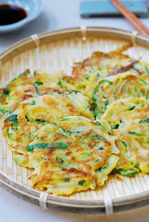 Korean Zucchini, Korean Pancake Recipe, Zucchini Pancake, Koreansk Mad, Korean Pancake, Zucchini Pancakes, Summer Zucchini, Korean Side Dishes, Savory Pancakes