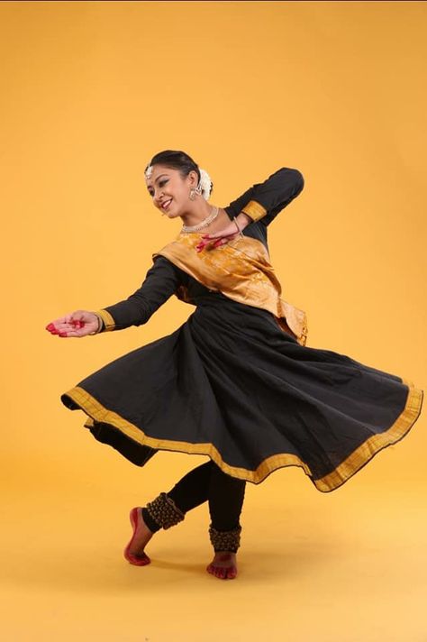 Kathak Dancers Photography, Kathak Poses For Photoshoot, Gopi Photoshoot, Kathak Dance Dress, Kathak Dance Poses, Kathak Dance Photography, Kathak Outfits, Indian Classical Dance Aesthetic, Kathak Photoshoot