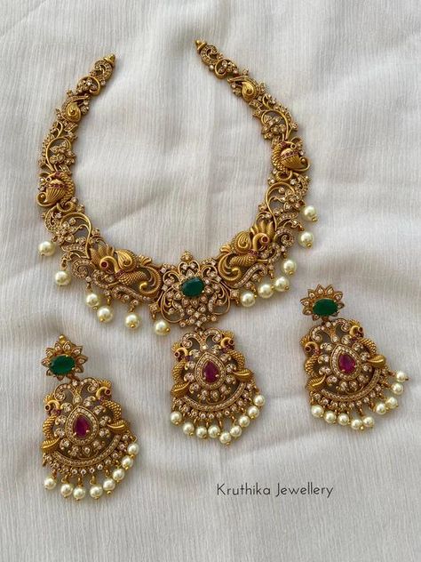 Jewellery Patterns, Antique Necklaces Design, Choker Necklace Designs, Antique Jewellery Designs, Gold Jewelry Simple Necklace, Gold Necklace Indian Bridal Jewelry, Jewelry Set Design, Gold Bridal Jewellery Sets, Antique Bridal Jewelry