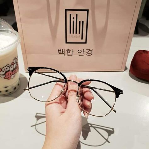 Spex Frames For Girls, Chashma Frame Girl, Clear Glasses Frames Women, Glasses Women Fashion Eyeglasses, Cute Glasses Frames, Glasses Frames Trendy, Classy Glasses, Glasses Inspiration, Fancy Glasses