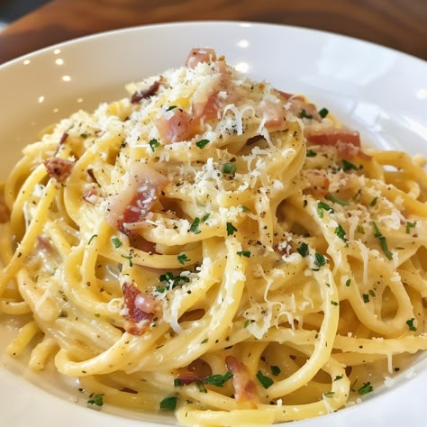 Classic Spaghetti Carbonara: A Taste of Italy Cabonara Recipes, Carbonara Pasta Creamy, Easy Carbonara, Spagetti Carbonara, Carbonara Recept, Perfect Spaghetti, Crispy Pancetta, Pasta Carbonara Recipe, Pasta Box