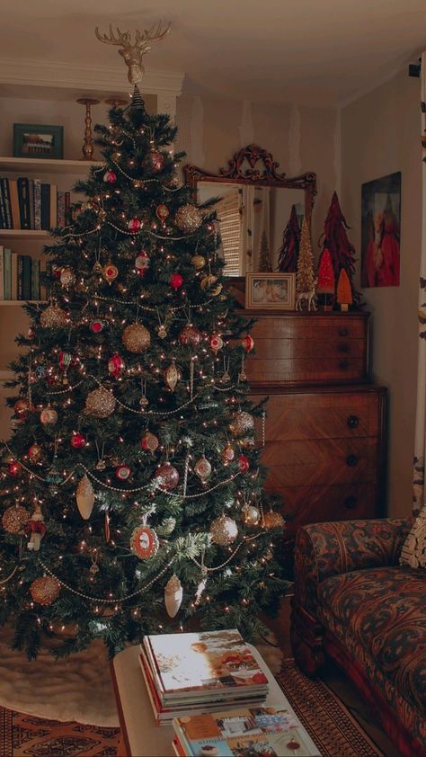 Cozy Christmas Aesthetic Decor, Real Christmas Tree Inspiration, Old Fashioned Tree Decorating Ideas, Nostalgic Christmas Tree Decorations, Vintage Christmas Tree Aesthetic, Warm Vintage Christmas, Nostalgia Christmas Aesthetic, Old School Christmas Aesthetic, Martha Stewart Christmas Tree