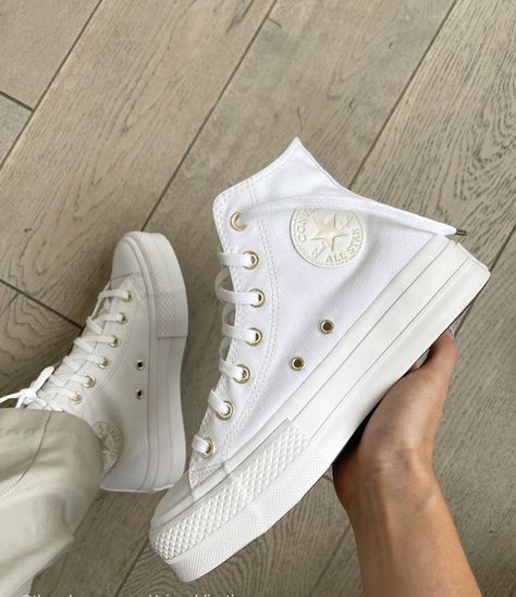 👜 on Twitter: "converse… " Cute Converse, Dr Shoes, White Converse, Shoe Inspo, Aesthetic Shoes, Swag Shoes, Converse Sneakers, Girls Sneakers, Frappe