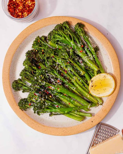 How to cook tenderstem broccoli (Roasted Tenderstem Broccoli) Tenderstem Broccoli Recipe, Broccoli Roasted, Broccoli Sauteed, Garlic Broccoli, Tenderstem Broccoli, Fresh Salad Recipes, Healthy Recipes On A Budget, Roasted Broccoli, Healthy Comfort Food