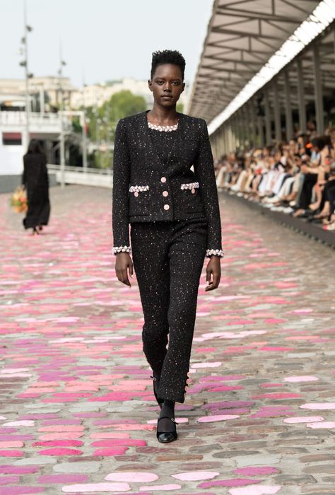 Fall-Winter 2023/24 Haute Couture Show - Look 6 | CHANEL Fashion Wide Leg Pants, Fashion History Books, Retro Coat, Mode Chanel, Designer Jacket, Designer Sweater, Fashion Chanel, Chanel Couture, Perfect Coat