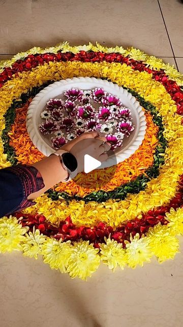 Easy Flower Rangoli Designs, Diwali Rangoli With Flowers, Rangoli Of Flowers, Rangoli From Flowers, Flowers Rangoli Designs Ideas, Flower Rangoli Ideas, Diwali Flower Decoration, Rangoli With Flowers, Diwali Flowers